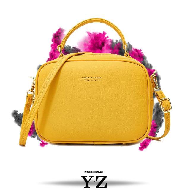 The Signature Handbag has four points in the bottom that ensure a well-balanced bag when not holding the bag. Gold-colored zippers create a shiny style hidden in the details. With a font "Young Forever" with the same color tone as the zippers, gives us the message that stylish Signature handbag is adaptable regardless of age and experience. Inside, we find two equally large pockets in the handbag that offer very good space for everything one would need for an important and charming occasion.