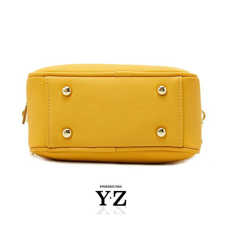 The Signature Handbag has four points in the bottom that ensure a well-balanced bag when not holding the bag. Gold-colored zippers create a shiny style hidden in the details. With a font "Young Forever" with the same color tone as the zippers, gives us the message that stylish Signature handbag is adaptable regardless of age and experience. Inside, we find two equally large pockets in the handbag that offer very good space for everything one would need for an important and charming occasion.